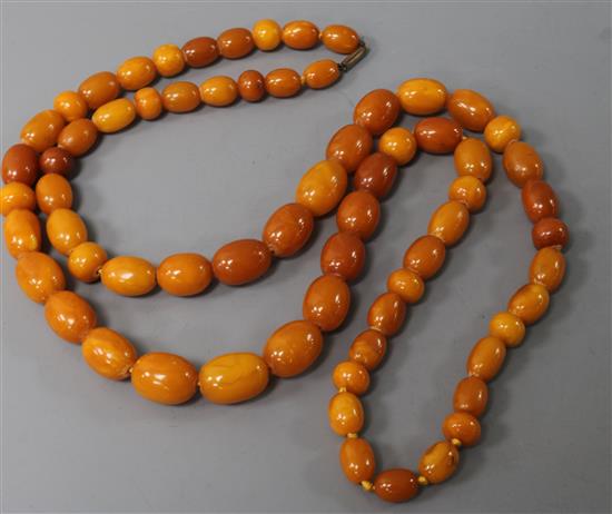 A single strand amber bead necklace, gross weight 81 grams, 98cm.
